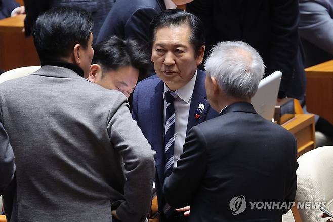 대화하는 정청래 대표 (서울=연합뉴스) 김주성 기자 = 더불어민주당 정청래 대표가 14일 국회 본회의에서 경찰관 직무집행법 개정안에 대한 무제한 토론 종결 투표 후 양부남 의원 등과 대화하고 있다. 2025.12.14 utzza@yna.co.kr
