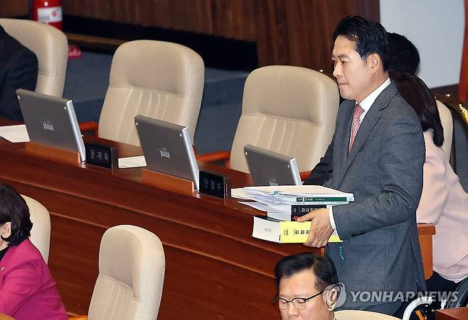 필리버스터 위해 발언대로 향하는 장동혁 대표 (서울=연합뉴스) 이동해 기자 = 국민의힘 장동혁 대표가 22일 국회에서 열린 12월 임시국회 본회의에서 12·3 윤석열 비상계엄 등에 대한 전담재판부 설치 및 제보자 보호 등에 관한 특별법에 대한 무제한 토론을 위해 발언대로 향하고 있다. 2025.12.22 eastsea@yna.co.kr