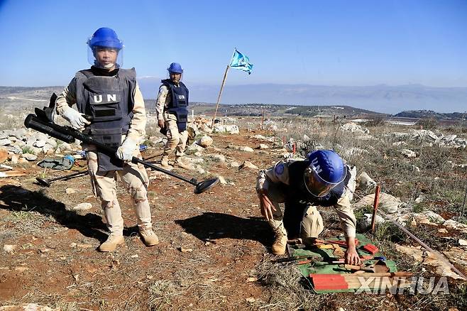 지뢰제거 작업 중인 레바논 유엔평화유지군 [신화 연합뉴스 자료사진. 재배포 및 DB금지]