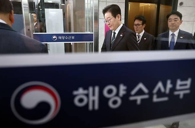 ▲&nbsp;이재명 대통령이 23일 부산 동구 해양수산부 청사에서 열린 해수부 업무보고에 입장하고 있다. /연합뉴스