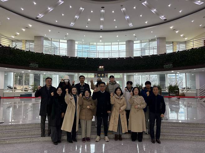 대전 둔산지구 통합17구역 한우리, 산호, 개나리아파트 단지 재건축추진준비위원회가 23일 대전시의회에서 발족식을 갖고 기념 촬영을 하고 있다.(사진=심효준 기자)