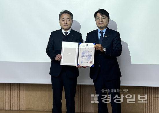 ▲ 김연수 한국석유공사 SHE추진실장이 '2025년 재해경감활동 우수기업 우수사례 경진대회'에서 김광용 행정안전부 재난안전관리본부장으로부터 행안부 장관 표창을 수상하고 있다. 한국석유공사 제공
