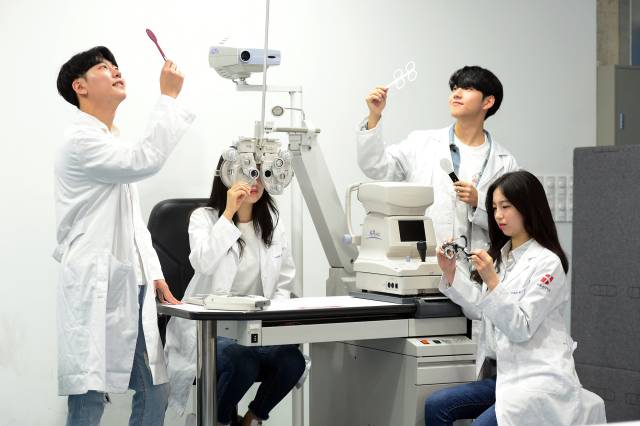 대구보건대학교 안경광학과 학생들이 실습을 진행하고 있다. 대구보건대 제공