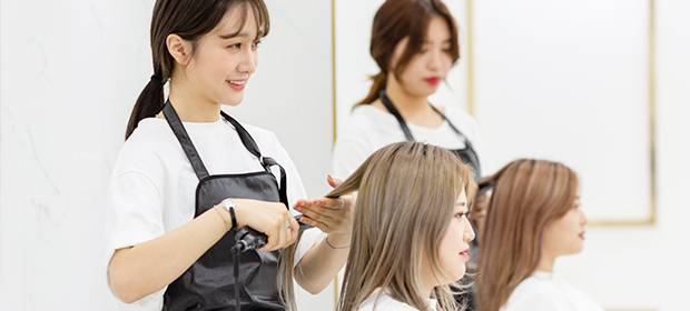 계명문화대학교 헤어디자인과 학생들이 실습에 임하고 있다. 계명문화대 제공