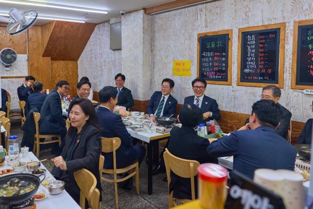 이재명 대통령이 23일 해양수산부 청사에서 국무회의를 마친 뒤 부산 부산진구 부전시장을 찾아 국무위원들과 오찬을 하고 있다. 연합뉴스