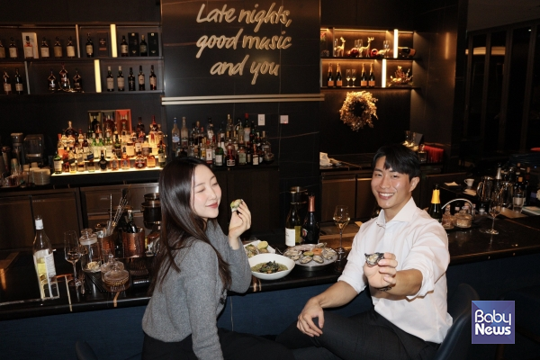 더블트리 바이 힐튼 서울 판교는 호텔 최고층에 위치한 루프탑 레스토랑 & 바에서 겨울 제철을 맞아 통영산 굴을 활용한 '오이스터 프로모션'을 2026년 1월 2일부터 2월 28일까지 선보인다.&nbsp;ⓒ더블트리 바이 힐튼 서울 판교