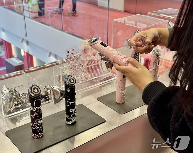 메디큐브 성수에서 한 방문객이 뷰티 디바이스 꾸미기를 체험하고 있다. ⓒ News1 이민주 기자