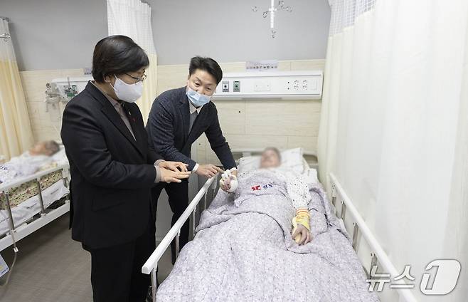 정은경 보건복지부 장관 등은 지난 19일 경북 예천군에 있는 경도요양병원을 방문해 병원 측과 지방자치단체, 환자 보호자, 간병인 등이 자리한 정책간담회를 열고 '의료중심 요양병원 혁신 및 간병비 급여화 추진 방향'에 대한 의견 수렴에 나섰다.(보건복지부 제공)/ 뉴스1 ⓒ News1