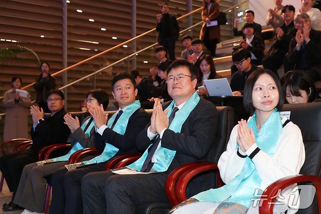 23일 김대현 문체부 2차관(오른쪽에서 2번째) 등 관계자들이 1850만 번째로 입국한 외래관광객 샬메인 리 씨(오른쪽 첫 번째)와 인천국제공항 제2터미널에서 열린 기념행사에 참석했다. (한국관광공사 제공. 재판매 및 DB금지)