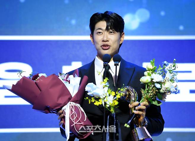 KBO 3루수부문 수비상 키움 송성문이 24일 서울 송파 롯데호텔 월드에서 열린 2025 KBO 시상식에서 소감을 밝히고 있다. 사진 | 최승섭 기자 thunder@sportsseoul.com