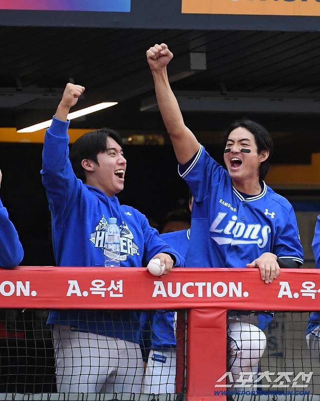 9일 인천SSG랜더스필드에서 열린 SSG와 삼성의 준PO 1차전. 승리한 삼성 원태인, 구자욱이 기뻐하고 있다. 인천=박재만 기자 pjm@sportschosun.com/2025.10.09/