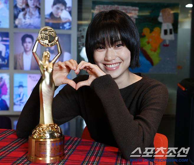 제46회 청룡영화상 신인여우상을 수상한 배우 김도연이 11일 진행된 스포츠조선과의 인터뷰에 앞서 포즈를 취하고 있다. 허상욱 기자wook@sportschosun.com/2025.12.11/