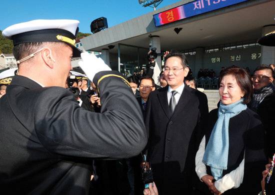 아들에게 경례받는 이재용 회장과 홍라희 명예관장.