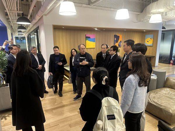 사진=베트남국립대학교 일행에게 서울핀테크랩의 시설을 설명중인 크로스허브 관계자