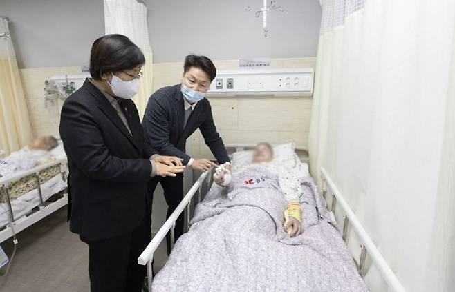 정은경 보건복지부 장관이 지난 19일 경북 예천군 소재 경도요양병원을 찾아 이윤환 인덕의료재단 이사장으로부터 병원 내 간병 상황을 듣고 있다. 보건복지부