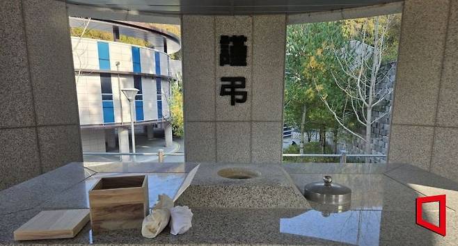 지난달 6일 무연고 사망자 권모씨의 유골이 유택동산에 뿌려졌다. 박승욱 기자