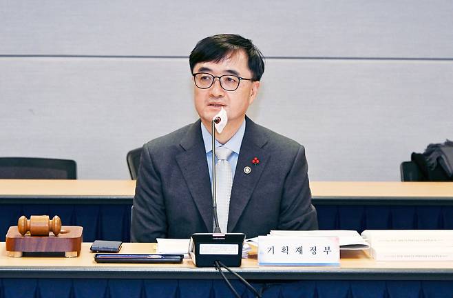임기근 기획재정부 차관이 23일 오후 서울 종로구 교보빌딩에서 열린 '공공기관운영위원회'를 주재하고 있다. /뉴스1