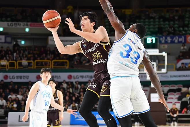 창원 LG의 칼 타마요가 23일 열린 프로농구 홈 경기에서 대구 한국가스공사 닉 퍼킨스의 수비를 피해 슛을 시도하고 있다. 두 선수의 등번호는 33번으로 같다. /KBL