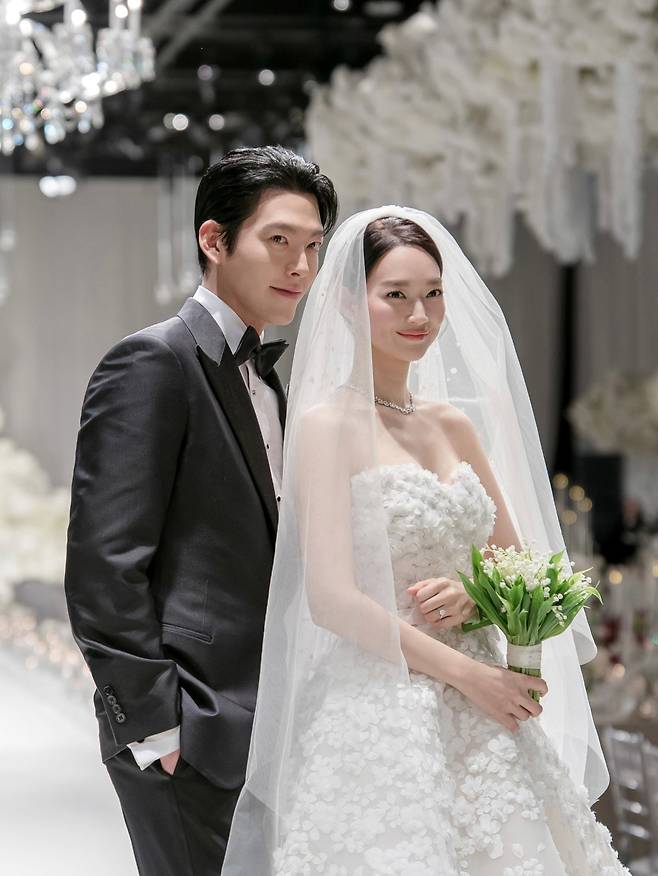 아이엠엔터테인먼트가 지난 20일 서울 중구 신라호텔 다이너스티홀에서 열린 배우 신민아와 김우빈의 결혼식 사진을 22일 공개했다. /에이엠엔터테인먼트 제공