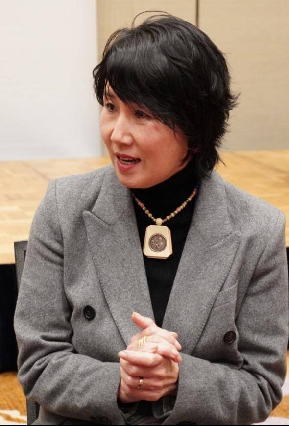 일본 식물바이오 연구 기업 ‘산루이 인터내셔널’의 모리타 아츠코 대표가 현장에서 인터뷰를 진행하고 있다. 정관장 제공