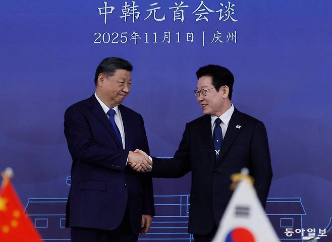 이재명 대통령과 시진핑 중국 국가주석이 11월 1일 경북 경주 국립경주박물관에서 열린 한중 정상회담에서 기념 촬영을 하고 있다. 경주=송은석 기자 silverstone@donga.com