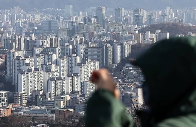 21일 서울 중구 남산에서 바라본 서울 도심 아파트 단지 모습. 뉴스1