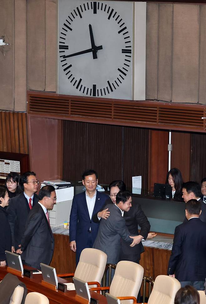 23일 서울 여의도 국회에서 열린 제430회국회(임시회) 제2차 본회의에서 장동혁 국민의힘 대표가 12·3 윤석열 비상계엄 등에 대한 전담재판부 설치 및 제보자 보호 등에 관한 특별법안(대안) 수정안에 대한 무제한토론(필리버스터)을 마치고 송언석 원내대표와 포옹하고 있다. 2025.12.23 뉴스1