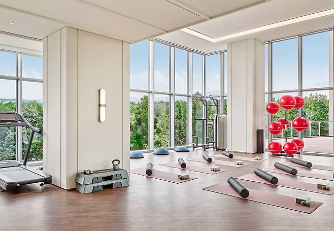 ‘건강한 쉼’을 추구하는 시니어들이 늘면서 호텔들도 이들 취향에 맞춘 웰니스 상품을 잇달아 선보이고 있다. 그랜드조선제주의 ‘홀리스틱 웰니스 프로그램’이 진행되는 호텔 피트니스 시설. 그랜드조선제주 제공