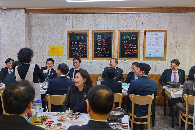 이재명 대통령이 23일 부산 진구 부전시장에 위치한 음식점을 찾아 국무위원들과 점심식사를 하던 중 상인과 대화를 하고 있다. 대통령실 제공