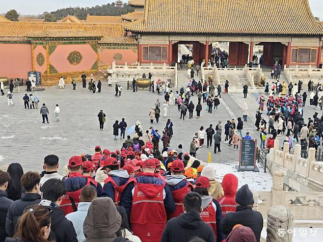 16일 중국 베이징 고궁박물원에서 관람객들이 긴 줄을 지어 이동하고 있다. 명·청나라 황제의 거처였던 자금성 내에 자리한 이곳의 올해 관람객은 세계 최대 규모인 약 1600만 명으로 추정된다. 베이징=김철중 특파원 tnf@donga.com