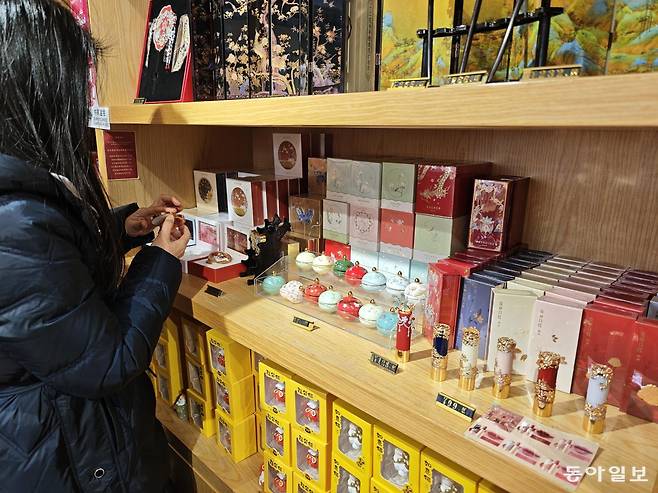 고궁박물원 내 기념품 가게의 주요 상품. 중국의 여러 박물관은 톡톡 튀는 ‘굿즈’로 젊은 관람객을 사로잡고 있다. 베이징=김철중 특파원 tnf@donga.com