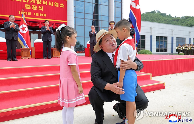 함경남도 낙원군에 세워진 대규모 바다 양식기지인 낙원군바다가양식사업소 준공식이 30일 김정은 북한 국무위원장이 참석한 가운데 열렸다고 조선중앙통신이 31일 보도했다. 연합뉴스