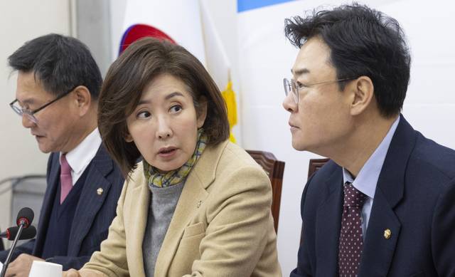 국민의힘 지방선거총괄기획단 단장인 나경원(가운데) 의원과 기획단 소속 국회의원들이 23일 국회 본청에서 제9차 전체회의를 시작하고 있다.<연합뉴스>