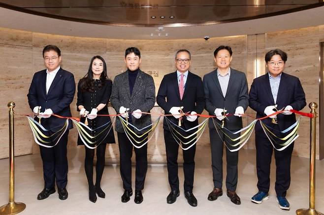 유안타증권 김봉균 리테일전략본부장(왼쪽부터), 최은정 W 프레스티지 강남센터 부센터장, 박세진 W 프레스티지 강남센터 센터장, 뤄즈펑 대표이사, 신남석 리테일사업부문대표, 권동훈 본부장이 지난 22일 서울 강남구 'W 프레스티지 강남센터' 오픈 행사에서 기념촬영을 하고 있다. 유안타증권 제공