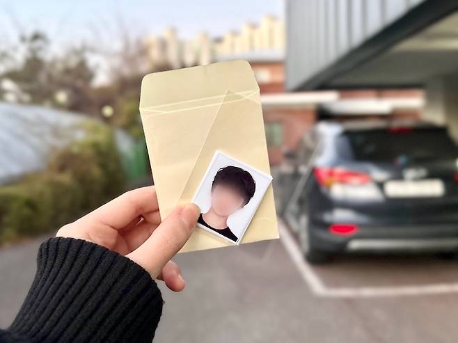 운전면허증 갱신을 위해 새로 촬영한 컬러 사진.