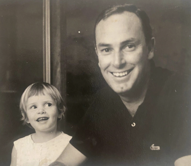 호주 유력 방송인 집안에서 태어난 긴겔은 10대 때부터 부모의 과도한 기대와 압박에 시달리며 방황했고, 19세 때 부모의 반대를 무릅쓰고 대학을 중퇴한 뒤 프랑스 파리 요리학교에 진학했다. 그는 가족과 불화하며 거의 연락조차 하지 않고 지내다가 2000년 아버지 사후에야 가족과 화해했다. 유년시절의 그와 아버지 브루스. 가족사진