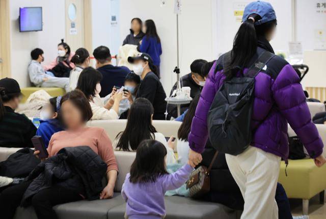 11월 23일 서울 성북구 우리아이들병원 진료 대기실이 환자와 보호자로 붐비고 있다. 사진은 기사와 직접 관련이 없음. 연합뉴스