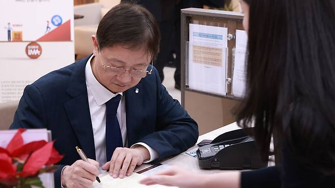 이찬진 금융감독원장, 첫 출시 IMA 가입 [연합뉴스/금감원 제공]