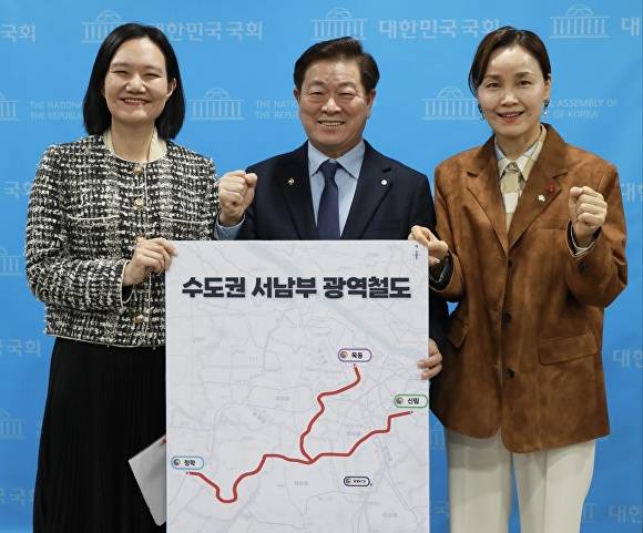 박승원 시장이 23일 국회에서 열린 ‘수도권 서남부 광역철도(가칭) 추진 기자회견'에 참석해 재정사업과 민간투자사업을 동시에 추진하는 투트랙(병행) 전략으로 신천~하안~신림선의 조기 착공을 반드시 이끌어 내겠다는 의지를 밝혔다. 사진 왼쪽부터 김남희 국회의원(광명 을), 박승원 광명시장, 임오경 국회의원(광명 갑). [사진=광명시]