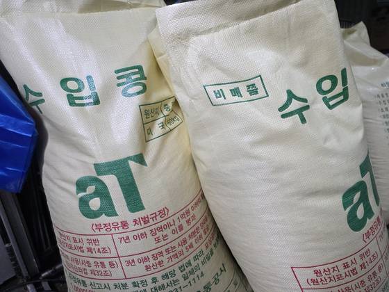 지난 19일 서울 망원동 망원시장의 한 두부가게에 두부 주재료로 쓰는 수입콩이 포대째 놓여 있다. 최은경 기자