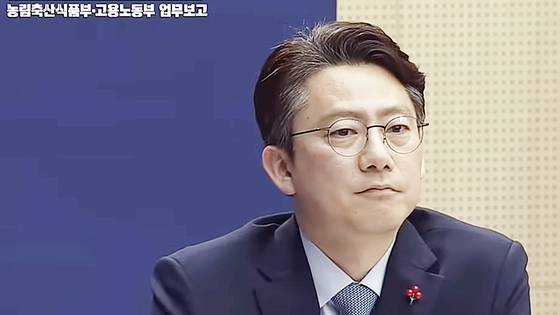 지난 11일 변상문 농림축산식품부 식량국장이 생방송으로 진행된 대통령 업무보고에서 이재명 대통령의 질문에 답변하고 있다. 이재명TV 캡처