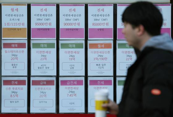 한국부동산원에 따르면 올해 들어 지난달까지 서울 아파트 월세는 3.29% 상승했다. 부동산원이 관련 통계 작성을 시작한 2015년 이래 서울 아파트 월세 상승률이 3%대에 들어선 것은 사상 처음이다. 사진은 지난 21일 서울 시내 부동산중개업소에 붙은 부동산 매물. 뉴시스