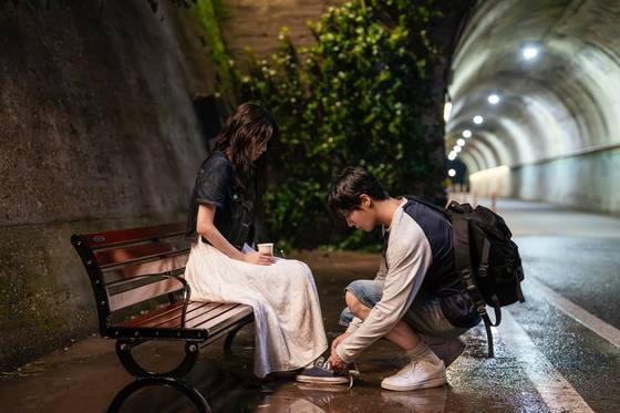 고교생 재원(추영우)은 선행성 기억상실증을 앓는 여자친구 서윤(신시아)에게 하루하루 소중한 추억을 안겨주기 위해 노력한다. 사진 바이포엠스튜디오