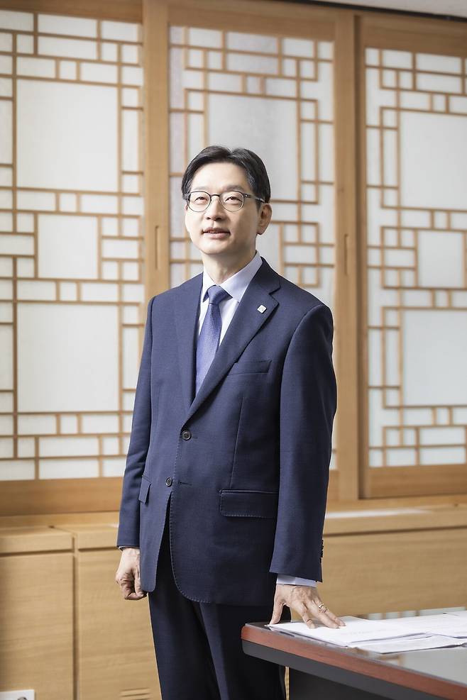 김경수 대통령 직속 지방시대위원장은 12월 10일 월간중앙과의 인터뷰에서 “지방을 1시간 생활권으로 만들고, 비수도권 광역 대중교통망을 확충한다면 지방에 정착하는 청년들이 많이 늘어날 것”이라고 전망했다. 최기웅 기자