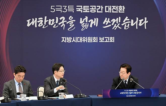 12월 8일 서울 용산 대통령실에서 열린 지방시대위원회 보고회에서 김경수(가운데) 지방시대위원장이 이재명 대통령과 얘기를 나누고 있다. [연합뉴스]