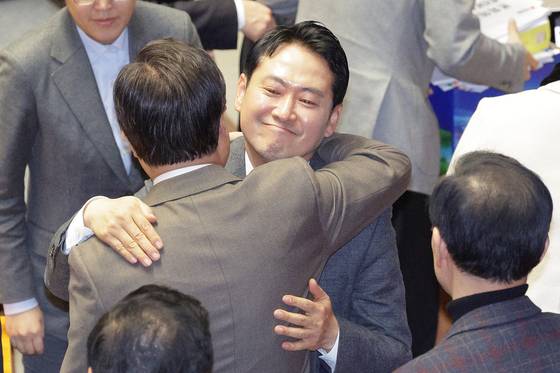 장동혁 국민의힘 대표가 23일 서울 여의도 국회에서 열린 제430회국회(임시회) 제2차 본회의에서 '12·3 윤석열 비상계엄 등에 대한 전담재판부 설치 및 제보자 보호 등에 관한 특별법안(대안)에 대한 수정안'에 대한 무제한 토론(필리버스터)을 마친 후 의원들과 포옹하고 있다. 뉴스1