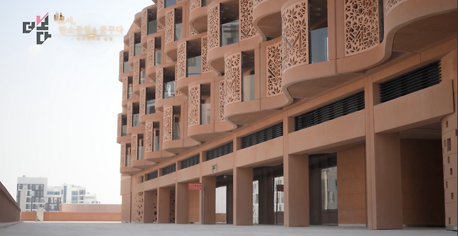 마스다르 시티 건물. 직사광선을 막기 위한 디자인이 적용됐다.