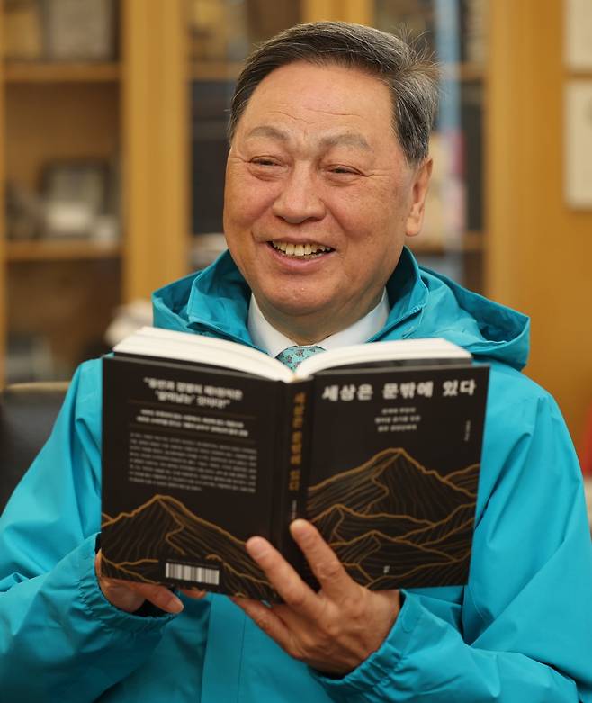 강태선 블랙야크 회장이 서울 양재동 블랙야크 본사에서 한국경제신문과 인터뷰하고 있다. 최혁 기자