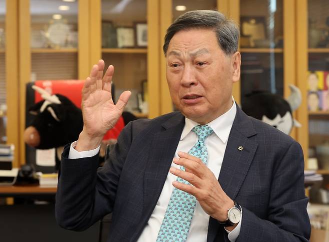 강태선 블랙야크 회장이 서울 양재동 블랙야크 본사에서 한국경제신문과 인터뷰하고 있다. 최혁 기자