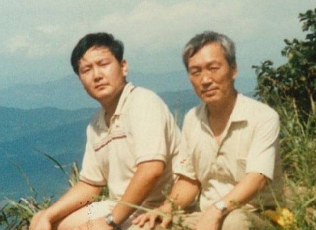 윤석열 전 대통령이 선친인 고 윤기중 연세대 명예교수 생전에 함께 등산을 하는 모습. (사진=대통령실 제공)